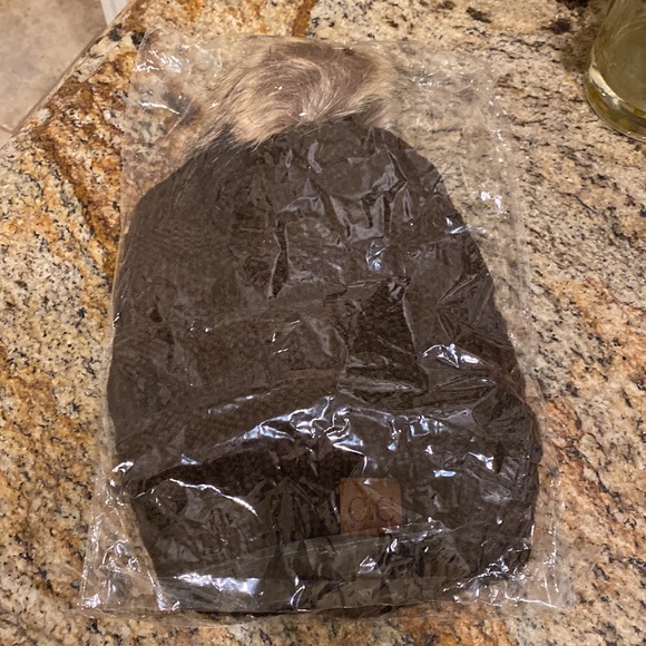 CC beanie Pom knit brown fleece lined - Picture 5 of 5